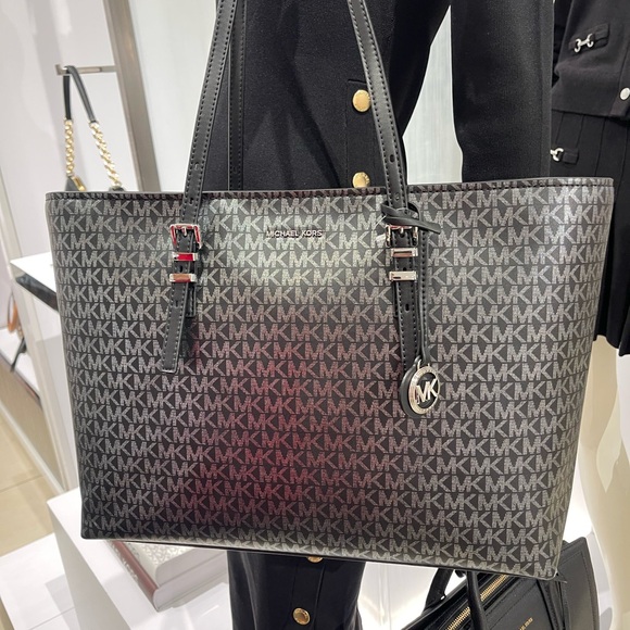 MICHAEL KORS Quinn Large EW Top Zip Metallic Signature Logo Tote Bag
Black 
NWT - Picture 13 of 16